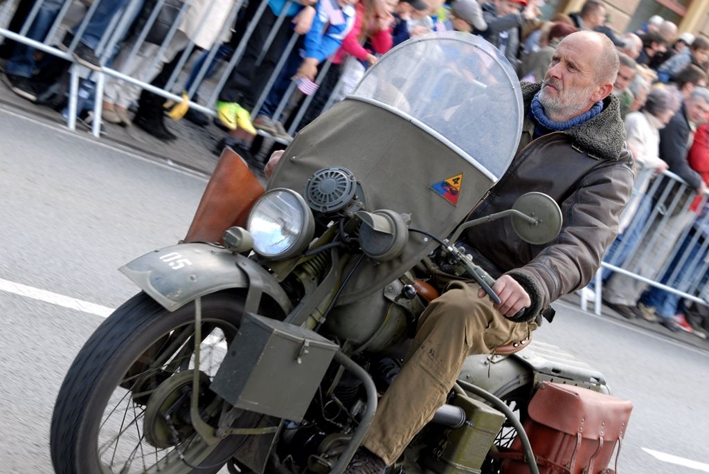 Tisíce Plzeňanů a návštěvníků města se přišly podívat na Convoy of Liberty, kolonu 140 historických vojenských vozidel, která projela Plzní.  V bojovém čele konvoje jely obrněné průzkumné šestikolky M8 Greyhound, vozy Dodge upravené například jako ambulantní vůz či auto pro spojaře, ale i unikátní opravárenský a vyprošťovací tahač Ward la France, který se v Plzni představil poprvé. Z historických džípů pozdravili přihlížející američtí a belgičtí veteráni. Součástí kolony byly také vlajkonoši, děvčata v dobových kostýmech, motorky Harley Davidson, jízdní kola a jednotka skotských dudáků The Rebel Pipers. (foto: 4.5.2014)