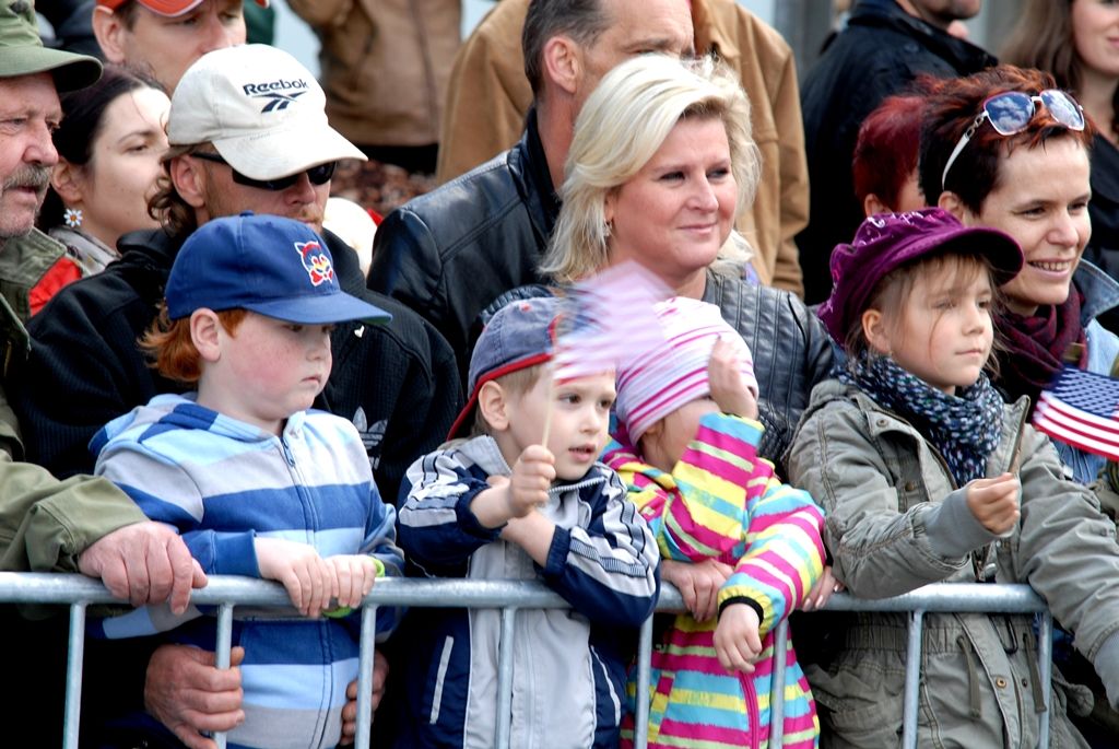 Tisíce Plzeňanů a návštěvníků města se přišly podívat na Convoy of Liberty, kolonu 140 historických vojenských vozidel, která projela Plzní.  V bojovém čele konvoje jely obrněné průzkumné šestikolky M8 Greyhound, vozy Dodge upravené například jako ambulantní vůz či auto pro spojaře, ale i unikátní opravárenský a vyprošťovací tahač Ward la France, který se v Plzni představil poprvé. Z historických džípů pozdravili přihlížející američtí a belgičtí veteráni. Součástí kolony byly také vlajkonoši, děvčata v dobových kostýmech, motorky Harley Davidson, jízdní kola a jednotka skotských dudáků The Rebel Pipers. (foto: 4.5.2014)