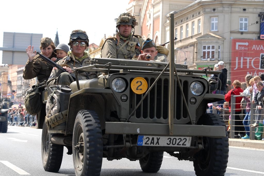 Tisíce Plzeňanů a návštěvníků města se přišly podívat na Convoy of Liberty, kolonu 140 historických vojenských vozidel, která projela Plzní.  V bojovém čele konvoje jely obrněné průzkumné šestikolky M8 Greyhound, vozy Dodge upravené například jako ambulantní vůz či auto pro spojaře, ale i unikátní opravárenský a vyprošťovací tahač Ward la France, který se v Plzni představil poprvé. Z historických džípů pozdravili přihlížející američtí a belgičtí veteráni. Součástí kolony byly také vlajkonoši, děvčata v dobových kostýmech, motorky Harley Davidson, jízdní kola a jednotka skotských dudáků The Rebel Pipers. (foto: 4.5.2014)