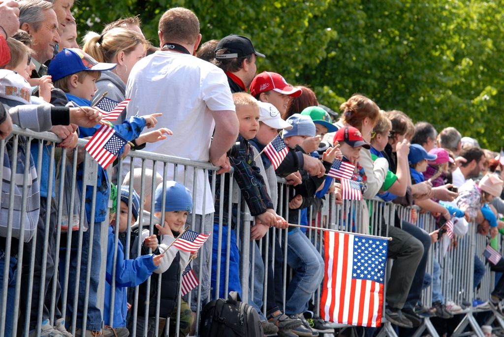 Tisíce Plzeňanů a návštěvníků města se přišly podívat na Convoy of Liberty, kolonu 140 historických vojenských vozidel, která projela Plzní.  V bojovém čele konvoje jely obrněné průzkumné šestikolky M8 Greyhound, vozy Dodge upravené například jako ambulantní vůz či auto pro spojaře, ale i unikátní opravárenský a vyprošťovací tahač Ward la France, který se v Plzni představil poprvé. Z historických džípů pozdravili přihlížející američtí a belgičtí veteráni. Součástí kolony byly také vlajkonoši, děvčata v dobových kostýmech, motorky Harley Davidson, jízdní kola a jednotka skotských dudáků The Rebel Pipers. (foto: 4.5.2014)
