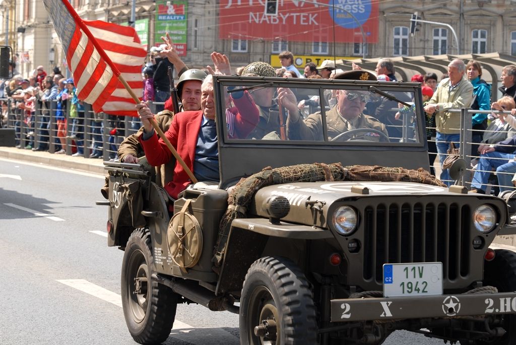 Tisíce Plzeňanů a návštěvníků města se přišly podívat na Convoy of Liberty, kolonu 140 historických vojenských vozidel, která projela Plzní.  V bojovém čele konvoje jely obrněné průzkumné šestikolky M8 Greyhound, vozy Dodge upravené například jako ambulantní vůz či auto pro spojaře, ale i unikátní opravárenský a vyprošťovací tahač Ward la France, který se v Plzni představil poprvé. Z historických džípů pozdravili přihlížející američtí a belgičtí veteráni. Součástí kolony byly také vlajkonoši, děvčata v dobových kostýmech, motorky Harley Davidson, jízdní kola a jednotka skotských dudáků The Rebel Pipers. (foto: 4.5.2014)