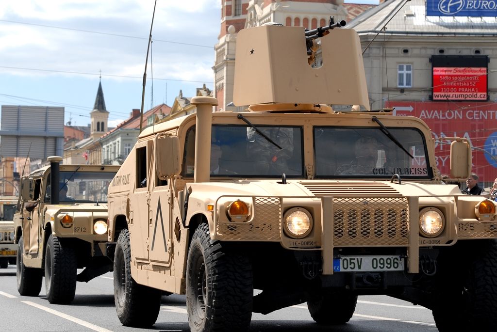 Tisíce Plzeňanů a návštěvníků města se přišly podívat na Convoy of Liberty, kolonu 140 historických vojenských vozidel, která projela Plzní.  V bojovém čele konvoje jely obrněné průzkumné šestikolky M8 Greyhound, vozy Dodge upravené například jako ambulantní vůz či auto pro spojaře, ale i unikátní opravárenský a vyprošťovací tahač Ward la France, který se v Plzni představil poprvé. Z historických džípů pozdravili přihlížející američtí a belgičtí veteráni. Součástí kolony byly také vlajkonoši, děvčata v dobových kostýmech, motorky Harley Davidson, jízdní kola a jednotka skotských dudáků The Rebel Pipers. (foto: 4.5.2014)