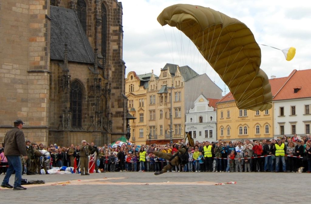 Devět bravurních seskoků předvedli parašutisté z Aeroklubu Plzeň Bory návštěvníkům odpoledního programu Slavností svobody. Zcela zaplněné náměstí lidmi vyjma prostoru pro seskok o rozměru 30 krát 30 metrů bylo svědkem ve třech vlnách po sobě jdoucích skoků z letounu AN 2, který při výsadku ve výšce jeden tisíc metrů letěl rychlostí zhruba 80 – 120 kilometrů za hodinu. Výsadkáři se pak nad náměstím Republiky snášeli rychlostí pět metrů za sekundu. Do cíle pánové Michal Brožek, Jan Bečka, Gerald Vágner, Viktor Kubáň, Michal Cihlář, Miroslav Musil, Pavel Blahout, Tomáš Tázler a Josef Muhr doskočili po třech až pěti minutách. Letoun pilotovala Ivana Bečková, palubním technikem byl Hynek Kropáč. (foto: 4.5.2014)