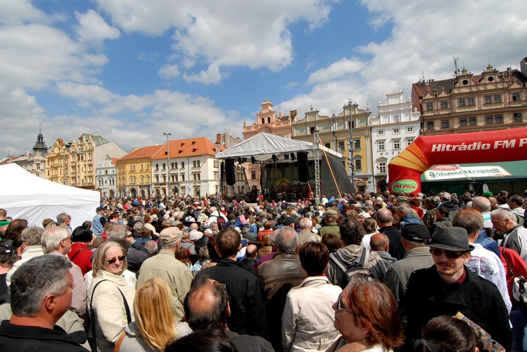 Devět bravurních seskoků předvedli parašutisté z Aeroklubu Plzeň Bory návštěvníkům odpoledního programu Slavností svobody. Zcela zaplněné náměstí lidmi vyjma prostoru pro seskok o rozměru 30 krát 30 metrů bylo svědkem ve třech vlnách po sobě jdoucích skoků z letounu AN 2, který při výsadku ve výšce jeden tisíc metrů letěl rychlostí zhruba 80 – 120 kilometrů za hodinu. Výsadkáři se pak nad náměstím Republiky snášeli rychlostí pět metrů za sekundu. Do cíle pánové Michal Brožek, Jan Bečka, Gerald Vágner, Viktor Kubáň, Michal Cihlář, Miroslav Musil, Pavel Blahout, Tomáš Tázler a Josef Muhr doskočili po třech až pěti minutách. Letoun pilotovala Ivana Bečková, palubním technikem byl Hynek Kropáč. (foto: 4.5.2014)