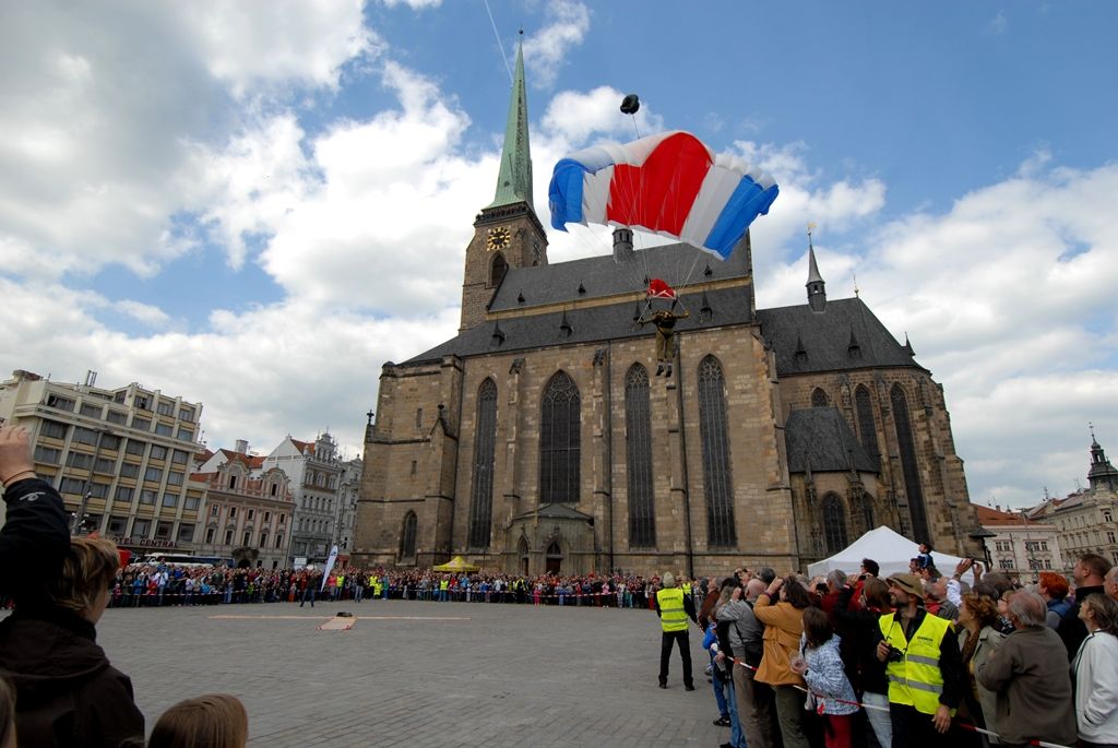 Devět bravurních seskoků předvedli parašutisté z Aeroklubu Plzeň Bory návštěvníkům odpoledního programu Slavností svobody. Zcela zaplněné náměstí lidmi vyjma prostoru pro seskok o rozměru 30 krát 30 metrů bylo svědkem ve třech vlnách po sobě jdoucích skoků z letounu AN 2, který při výsadku ve výšce jeden tisíc metrů letěl rychlostí zhruba 80 – 120 kilometrů za hodinu. Výsadkáři se pak nad náměstím Republiky snášeli rychlostí pět metrů za sekundu. Do cíle pánové Michal Brožek, Jan Bečka, Gerald Vágner, Viktor Kubáň, Michal Cihlář, Miroslav Musil, Pavel Blahout, Tomáš Tázler a Josef Muhr doskočili po třech až pěti minutách. Letoun pilotovala Ivana Bečková, palubním technikem byl Hynek Kropáč. (foto: 4.5.2014)