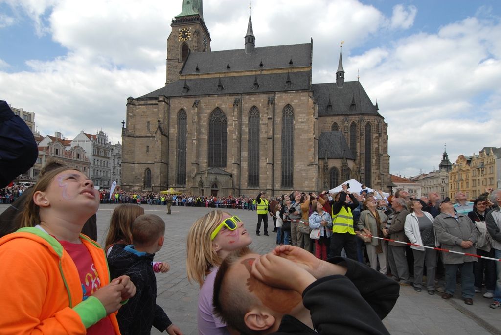 Devět bravurních seskoků předvedli parašutisté z Aeroklubu Plzeň Bory návštěvníkům odpoledního programu Slavností svobody. Zcela zaplněné náměstí lidmi vyjma prostoru pro seskok o rozměru 30 krát 30 metrů bylo svědkem ve třech vlnách po sobě jdoucích skoků z letounu AN 2, který při výsadku ve výšce jeden tisíc metrů letěl rychlostí zhruba 80 – 120 kilometrů za hodinu. Výsadkáři se pak nad náměstím Republiky snášeli rychlostí pět metrů za sekundu. Do cíle pánové Michal Brožek, Jan Bečka, Gerald Vágner, Viktor Kubáň, Michal Cihlář, Miroslav Musil, Pavel Blahout, Tomáš Tázler a Josef Muhr doskočili po třech až pěti minutách. Letoun pilotovala Ivana Bečková, palubním technikem byl Hynek Kropáč. (foto: 4.5.2014)