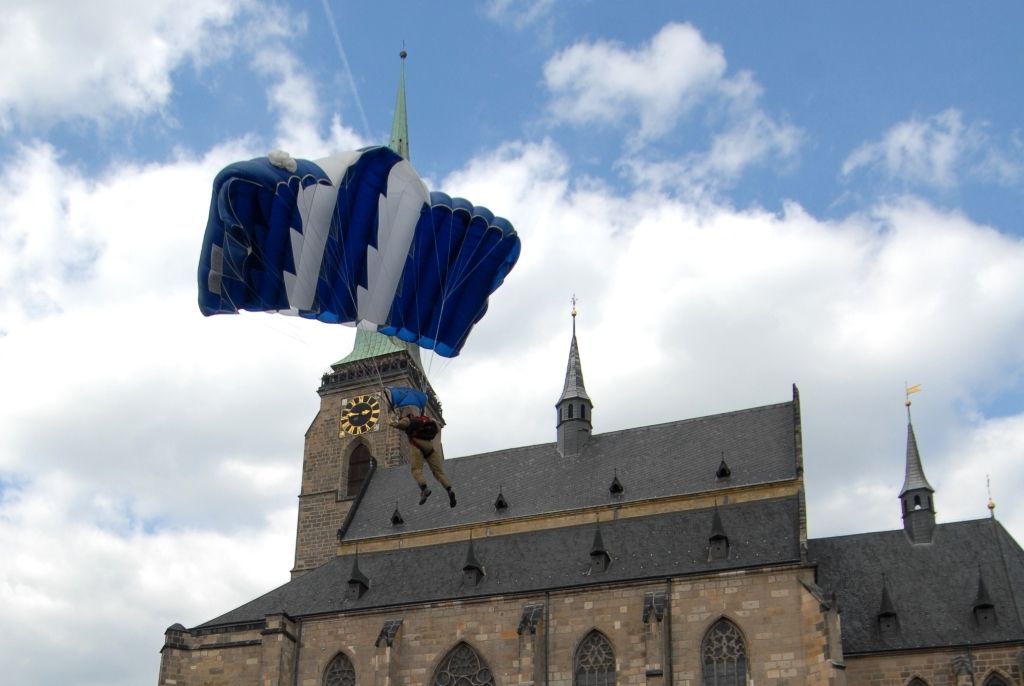 Devět bravurních seskoků předvedli parašutisté z Aeroklubu Plzeň Bory návštěvníkům odpoledního programu Slavností svobody. Zcela zaplněné náměstí lidmi vyjma prostoru pro seskok o rozměru 30 krát 30 metrů bylo svědkem ve třech vlnách po sobě jdoucích skoků z letounu AN 2, který při výsadku ve výšce jeden tisíc metrů letěl rychlostí zhruba 80 – 120 kilometrů za hodinu. Výsadkáři se pak nad náměstím Republiky snášeli rychlostí pět metrů za sekundu. Do cíle pánové Michal Brožek, Jan Bečka, Gerald Vágner, Viktor Kubáň, Michal Cihlář, Miroslav Musil, Pavel Blahout, Tomáš Tázler a Josef Muhr doskočili po třech až pěti minutách. Letoun pilotovala Ivana Bečková, palubním technikem byl Hynek Kropáč. (foto: 4.5.2014)