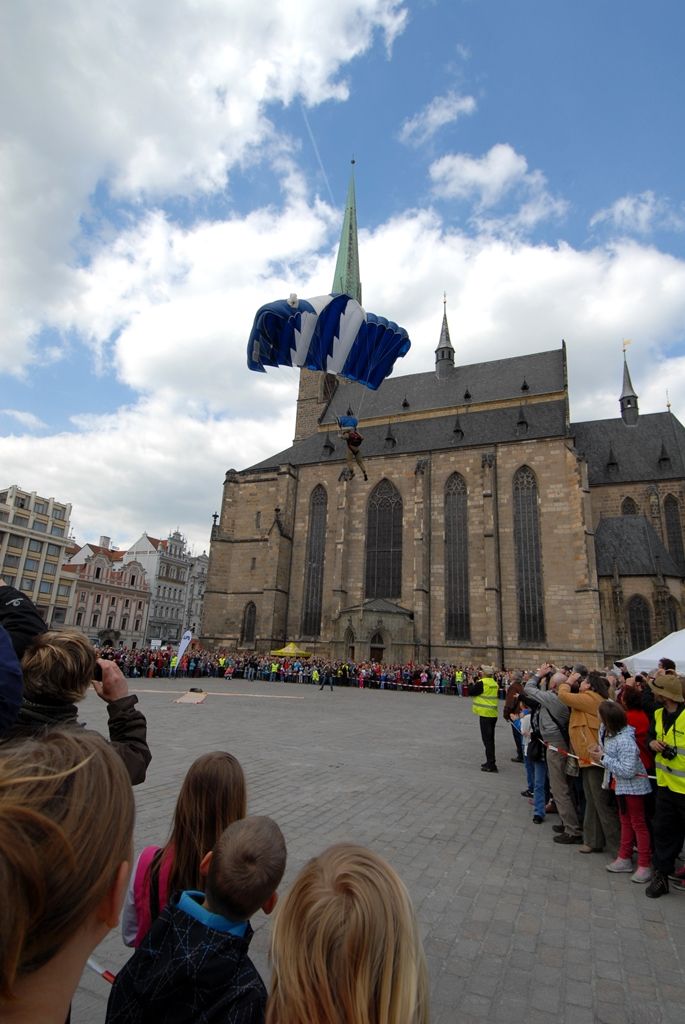Devět bravurních seskoků předvedli parašutisté z Aeroklubu Plzeň Bory návštěvníkům odpoledního programu Slavností svobody. Zcela zaplněné náměstí lidmi vyjma prostoru pro seskok o rozměru 30 krát 30 metrů bylo svědkem ve třech vlnách po sobě jdoucích skoků z letounu AN 2, který při výsadku ve výšce jeden tisíc metrů letěl rychlostí zhruba 80 – 120 kilometrů za hodinu. Výsadkáři se pak nad náměstím Republiky snášeli rychlostí pět metrů za sekundu. Do cíle pánové Michal Brožek, Jan Bečka, Gerald Vágner, Viktor Kubáň, Michal Cihlář, Miroslav Musil, Pavel Blahout, Tomáš Tázler a Josef Muhr doskočili po třech až pěti minutách. Letoun pilotovala Ivana Bečková, palubním technikem byl Hynek Kropáč. (foto: 4.5.2014)