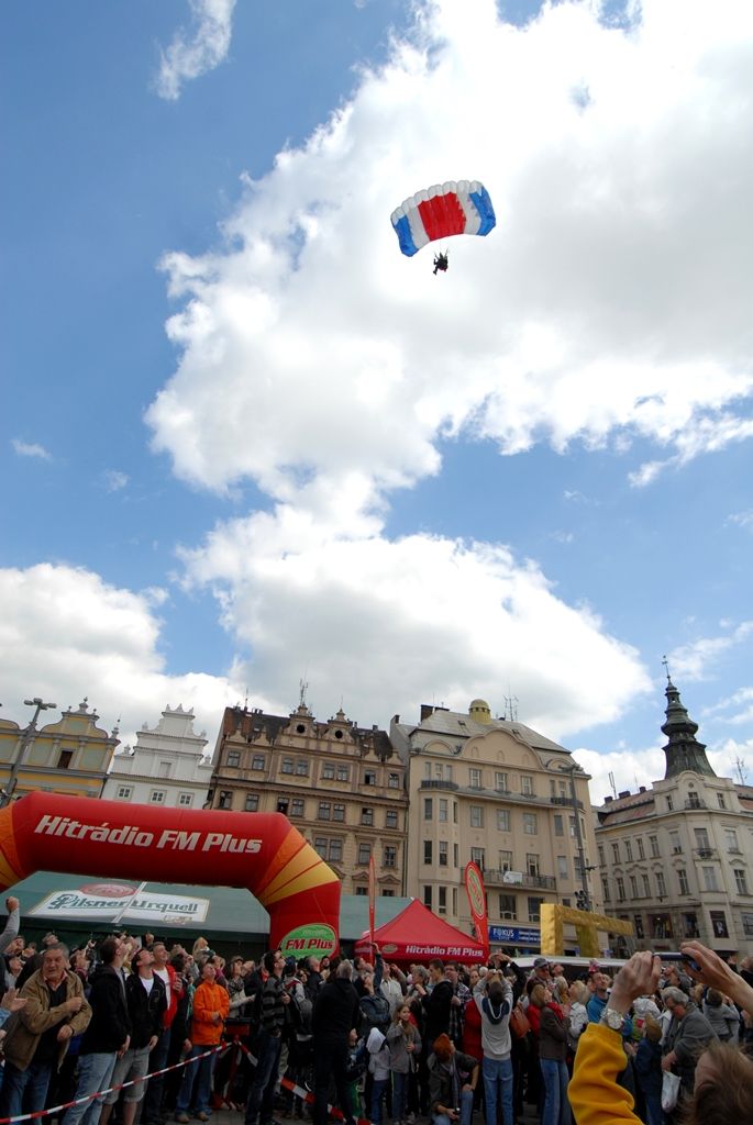 Devět bravurních seskoků předvedli parašutisté z Aeroklubu Plzeň Bory návštěvníkům odpoledního programu Slavností svobody. Zcela zaplněné náměstí lidmi vyjma prostoru pro seskok o rozměru 30 krát 30 metrů bylo svědkem ve třech vlnách po sobě jdoucích skoků z letounu AN 2, který při výsadku ve výšce jeden tisíc metrů letěl rychlostí zhruba 80 – 120 kilometrů za hodinu. Výsadkáři se pak nad náměstím Republiky snášeli rychlostí pět metrů za sekundu. Do cíle pánové Michal Brožek, Jan Bečka, Gerald Vágner, Viktor Kubáň, Michal Cihlář, Miroslav Musil, Pavel Blahout, Tomáš Tázler a Josef Muhr doskočili po třech až pěti minutách. Letoun pilotovala Ivana Bečková, palubním technikem byl Hynek Kropáč. (foto: 4.5.2014)