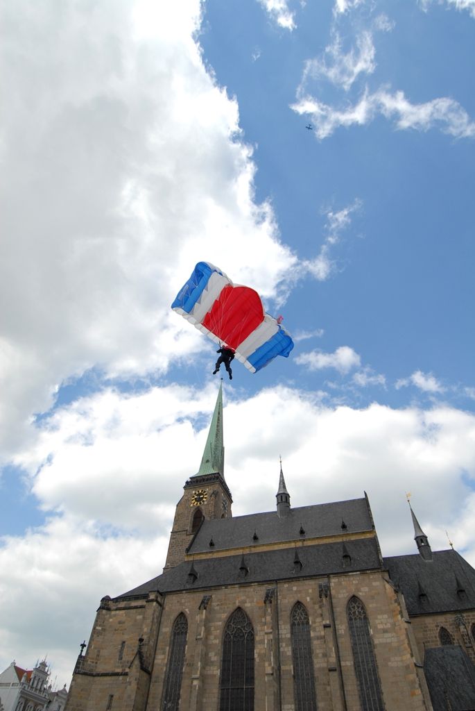 Devět bravurních seskoků předvedli parašutisté z Aeroklubu Plzeň Bory návštěvníkům odpoledního programu Slavností svobody. Zcela zaplněné náměstí lidmi vyjma prostoru pro seskok o rozměru 30 krát 30 metrů bylo svědkem ve třech vlnách po sobě jdoucích skoků z letounu AN 2, který při výsadku ve výšce jeden tisíc metrů letěl rychlostí zhruba 80 – 120 kilometrů za hodinu. Výsadkáři se pak nad náměstím Republiky snášeli rychlostí pět metrů za sekundu. Do cíle pánové Michal Brožek, Jan Bečka, Gerald Vágner, Viktor Kubáň, Michal Cihlář, Miroslav Musil, Pavel Blahout, Tomáš Tázler a Josef Muhr doskočili po třech až pěti minutách. Letoun pilotovala Ivana Bečková, palubním technikem byl Hynek Kropáč. (foto: 4.5.2014)