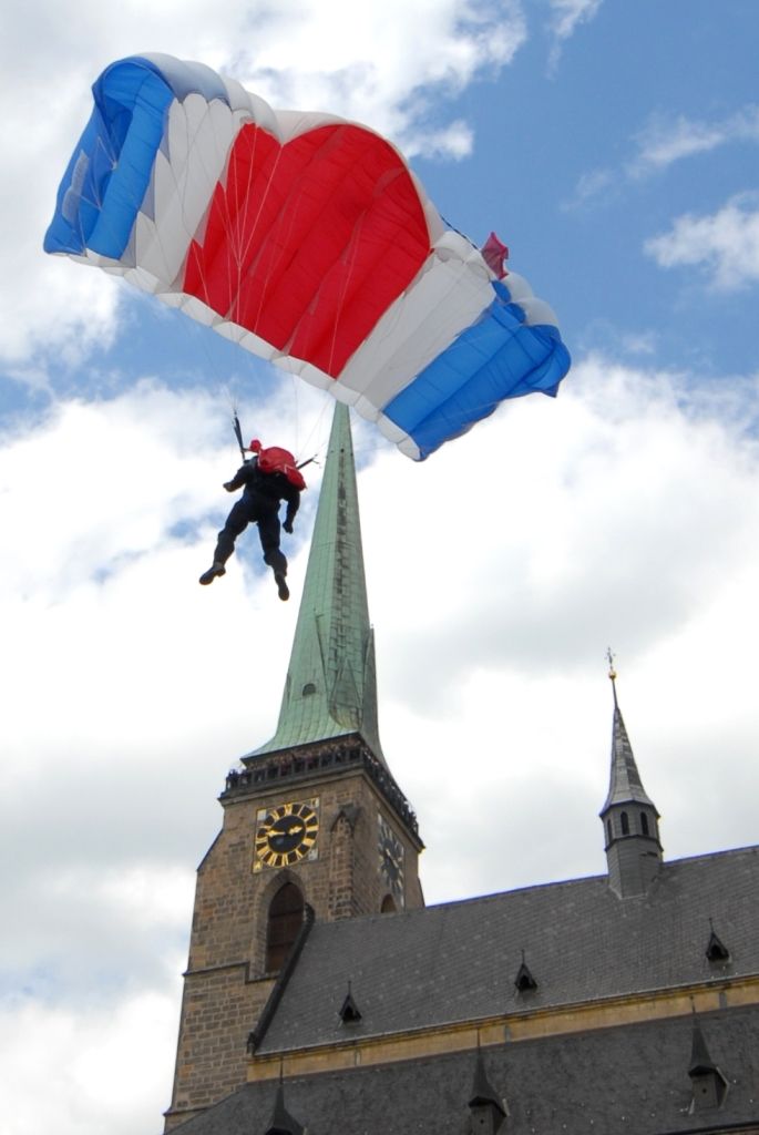 Devět bravurních seskoků předvedli parašutisté z Aeroklubu Plzeň Bory návštěvníkům odpoledního programu Slavností svobody. Zcela zaplněné náměstí lidmi vyjma prostoru pro seskok o rozměru 30 krát 30 metrů bylo svědkem ve třech vlnách po sobě jdoucích skoků z letounu AN 2, který při výsadku ve výšce jeden tisíc metrů letěl rychlostí zhruba 80 – 120 kilometrů za hodinu. Výsadkáři se pak nad náměstím Republiky snášeli rychlostí pět metrů za sekundu. Do cíle pánové Michal Brožek, Jan Bečka, Gerald Vágner, Viktor Kubáň, Michal Cihlář, Miroslav Musil, Pavel Blahout, Tomáš Tázler a Josef Muhr doskočili po třech až pěti minutách. Letoun pilotovala Ivana Bečková, palubním technikem byl Hynek Kropáč. (foto: 4.5.2014)