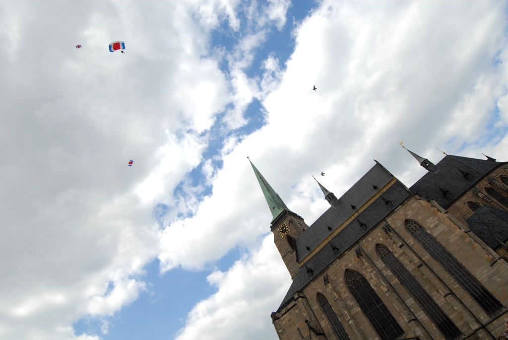 Devět bravurních seskoků předvedli parašutisté z Aeroklubu Plzeň Bory návštěvníkům odpoledního programu Slavností svobody. Zcela zaplněné náměstí lidmi vyjma prostoru pro seskok o rozměru 30 krát 30 metrů bylo svědkem ve třech vlnách po sobě jdoucích skoků z letounu AN 2, který při výsadku ve výšce jeden tisíc metrů letěl rychlostí zhruba 80 – 120 kilometrů za hodinu. Výsadkáři se pak nad náměstím Republiky snášeli rychlostí pět metrů za sekundu. Do cíle pánové Michal Brožek, Jan Bečka, Gerald Vágner, Viktor Kubáň, Michal Cihlář, Miroslav Musil, Pavel Blahout, Tomáš Tázler a Josef Muhr doskočili po třech až pěti minutách. Letoun pilotovala Ivana Bečková, palubním technikem byl Hynek Kropáč. (foto: 4.5.2014)