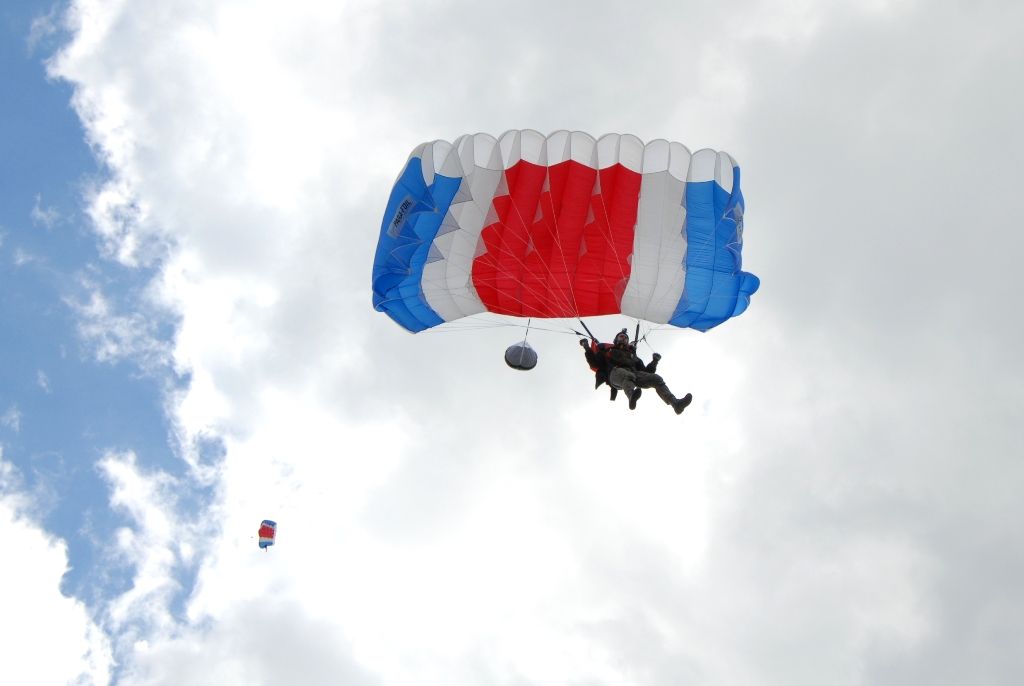 Devět bravurních seskoků předvedli parašutisté z Aeroklubu Plzeň Bory návštěvníkům odpoledního programu Slavností svobody. Zcela zaplněné náměstí lidmi vyjma prostoru pro seskok o rozměru 30 krát 30 metrů bylo svědkem ve třech vlnách po sobě jdoucích skoků z letounu AN 2, který při výsadku ve výšce jeden tisíc metrů letěl rychlostí zhruba 80 – 120 kilometrů za hodinu. Výsadkáři se pak nad náměstím Republiky snášeli rychlostí pět metrů za sekundu. Do cíle pánové Michal Brožek, Jan Bečka, Gerald Vágner, Viktor Kubáň, Michal Cihlář, Miroslav Musil, Pavel Blahout, Tomáš Tázler a Josef Muhr doskočili po třech až pěti minutách. Letoun pilotovala Ivana Bečková, palubním technikem byl Hynek Kropáč. (foto: 4.5.2014)