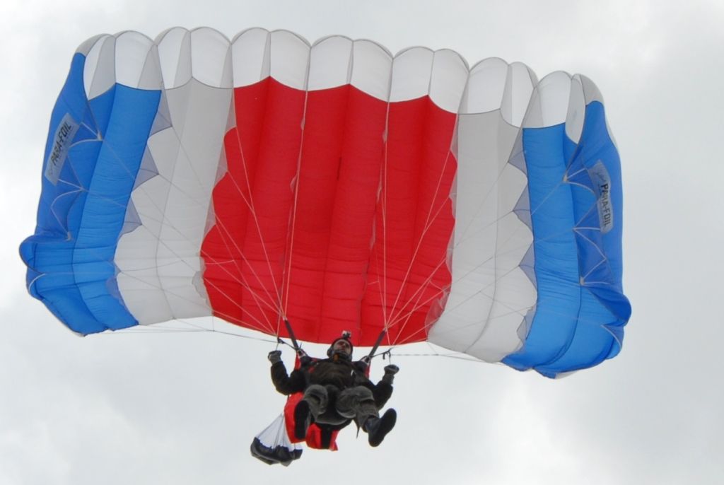 Devět bravurních seskoků předvedli parašutisté z Aeroklubu Plzeň Bory návštěvníkům odpoledního programu Slavností svobody. Zcela zaplněné náměstí lidmi vyjma prostoru pro seskok o rozměru 30 krát 30 metrů bylo svědkem ve třech vlnách po sobě jdoucích skoků z letounu AN 2, který při výsadku ve výšce jeden tisíc metrů letěl rychlostí zhruba 80 – 120 kilometrů za hodinu. Výsadkáři se pak nad náměstím Republiky snášeli rychlostí pět metrů za sekundu. Do cíle pánové Michal Brožek, Jan Bečka, Gerald Vágner, Viktor Kubáň, Michal Cihlář, Miroslav Musil, Pavel Blahout, Tomáš Tázler a Josef Muhr doskočili po třech až pěti minutách. Letoun pilotovala Ivana Bečková, palubním technikem byl Hynek Kropáč. (foto: 4.5.2014)