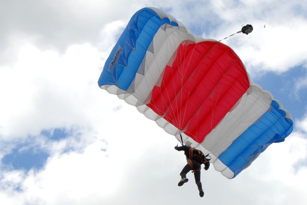 Slavnosti svobody 2014 - Seskok parašutistů na náměstí Republiky