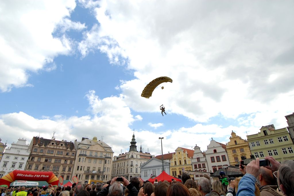 Devět bravurních seskoků předvedli parašutisté z Aeroklubu Plzeň Bory návštěvníkům odpoledního programu Slavností svobody. Zcela zaplněné náměstí lidmi vyjma prostoru pro seskok o rozměru 30 krát 30 metrů bylo svědkem ve třech vlnách po sobě jdoucích skoků z letounu AN 2, který při výsadku ve výšce jeden tisíc metrů letěl rychlostí zhruba 80 – 120 kilometrů za hodinu. Výsadkáři se pak nad náměstím Republiky snášeli rychlostí pět metrů za sekundu. Do cíle pánové Michal Brožek, Jan Bečka, Gerald Vágner, Viktor Kubáň, Michal Cihlář, Miroslav Musil, Pavel Blahout, Tomáš Tázler a Josef Muhr doskočili po třech až pěti minutách. Letoun pilotovala Ivana Bečková, palubním technikem byl Hynek Kropáč. (foto: 4.5.2014)