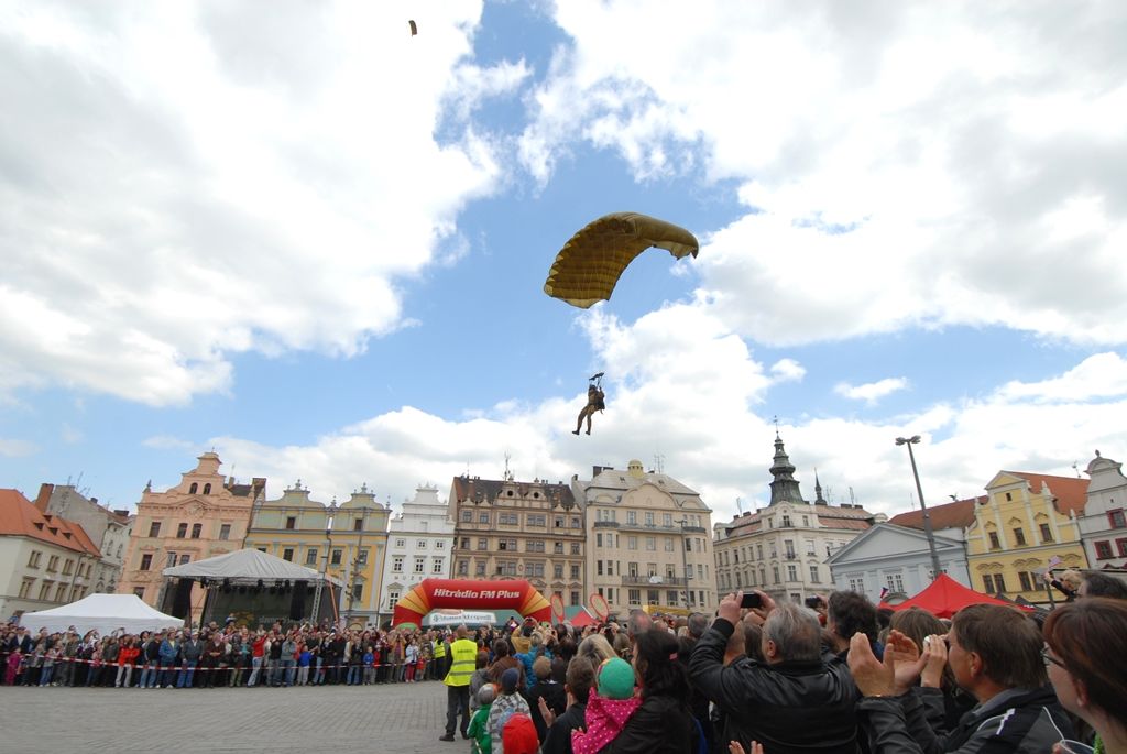 Devět bravurních seskoků předvedli parašutisté z Aeroklubu Plzeň Bory návštěvníkům odpoledního programu Slavností svobody. Zcela zaplněné náměstí lidmi vyjma prostoru pro seskok o rozměru 30 krát 30 metrů bylo svědkem ve třech vlnách po sobě jdoucích skoků z letounu AN 2, který při výsadku ve výšce jeden tisíc metrů letěl rychlostí zhruba 80 – 120 kilometrů za hodinu. Výsadkáři se pak nad náměstím Republiky snášeli rychlostí pět metrů za sekundu. Do cíle pánové Michal Brožek, Jan Bečka, Gerald Vágner, Viktor Kubáň, Michal Cihlář, Miroslav Musil, Pavel Blahout, Tomáš Tázler a Josef Muhr doskočili po třech až pěti minutách. Letoun pilotovala Ivana Bečková, palubním technikem byl Hynek Kropáč. (foto: 4.5.2014)