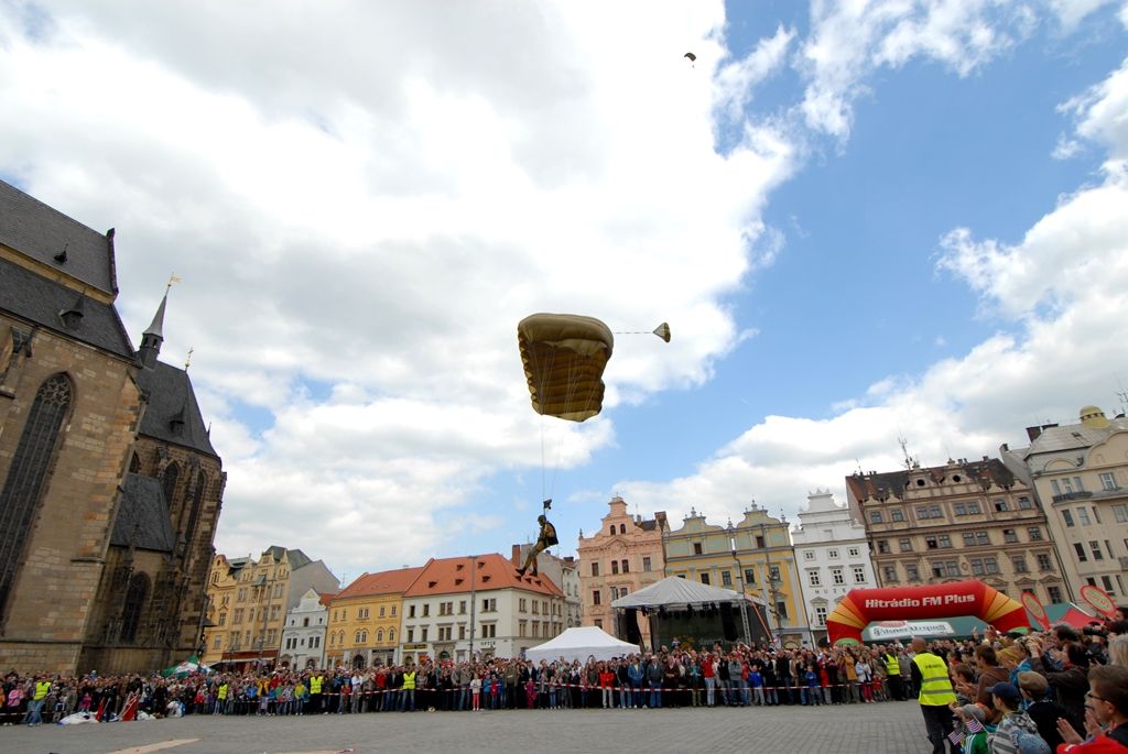 Devět bravurních seskoků předvedli parašutisté z Aeroklubu Plzeň Bory návštěvníkům odpoledního programu Slavností svobody. Zcela zaplněné náměstí lidmi vyjma prostoru pro seskok o rozměru 30 krát 30 metrů bylo svědkem ve třech vlnách po sobě jdoucích skoků z letounu AN 2, který při výsadku ve výšce jeden tisíc metrů letěl rychlostí zhruba 80 – 120 kilometrů za hodinu. Výsadkáři se pak nad náměstím Republiky snášeli rychlostí pět metrů za sekundu. Do cíle pánové Michal Brožek, Jan Bečka, Gerald Vágner, Viktor Kubáň, Michal Cihlář, Miroslav Musil, Pavel Blahout, Tomáš Tázler a Josef Muhr doskočili po třech až pěti minutách. Letoun pilotovala Ivana Bečková, palubním technikem byl Hynek Kropáč. (foto: 4.5.2014)