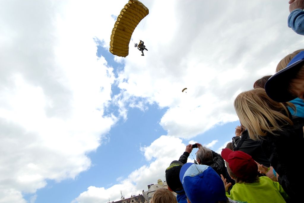 Devět bravurních seskoků předvedli parašutisté z Aeroklubu Plzeň Bory návštěvníkům odpoledního programu Slavností svobody. Zcela zaplněné náměstí lidmi vyjma prostoru pro seskok o rozměru 30 krát 30 metrů bylo svědkem ve třech vlnách po sobě jdoucích skoků z letounu AN 2, který při výsadku ve výšce jeden tisíc metrů letěl rychlostí zhruba 80 – 120 kilometrů za hodinu. Výsadkáři se pak nad náměstím Republiky snášeli rychlostí pět metrů za sekundu. Do cíle pánové Michal Brožek, Jan Bečka, Gerald Vágner, Viktor Kubáň, Michal Cihlář, Miroslav Musil, Pavel Blahout, Tomáš Tázler a Josef Muhr doskočili po třech až pěti minutách. Letoun pilotovala Ivana Bečková, palubním technikem byl Hynek Kropáč. (foto: 4.5.2014)