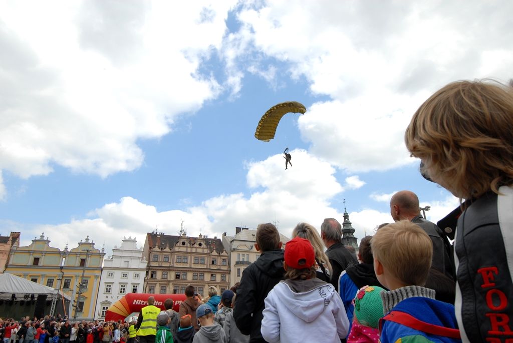 Devět bravurních seskoků předvedli parašutisté z Aeroklubu Plzeň Bory návštěvníkům odpoledního programu Slavností svobody. Zcela zaplněné náměstí lidmi vyjma prostoru pro seskok o rozměru 30 krát 30 metrů bylo svědkem ve třech vlnách po sobě jdoucích skoků z letounu AN 2, který při výsadku ve výšce jeden tisíc metrů letěl rychlostí zhruba 80 – 120 kilometrů za hodinu. Výsadkáři se pak nad náměstím Republiky snášeli rychlostí pět metrů za sekundu. Do cíle pánové Michal Brožek, Jan Bečka, Gerald Vágner, Viktor Kubáň, Michal Cihlář, Miroslav Musil, Pavel Blahout, Tomáš Tázler a Josef Muhr doskočili po třech až pěti minutách. Letoun pilotovala Ivana Bečková, palubním technikem byl Hynek Kropáč. (foto: 4.5.2014)