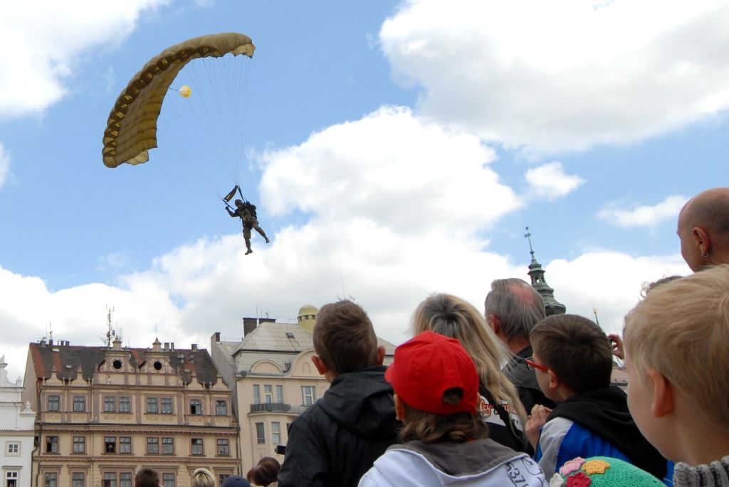 Devět bravurních seskoků předvedli parašutisté z Aeroklubu Plzeň Bory návštěvníkům odpoledního programu Slavností svobody. Zcela zaplněné náměstí lidmi vyjma prostoru pro seskok o rozměru 30 krát 30 metrů bylo svědkem ve třech vlnách po sobě jdoucích skoků z letounu AN 2, který při výsadku ve výšce jeden tisíc metrů letěl rychlostí zhruba 80 – 120 kilometrů za hodinu. Výsadkáři se pak nad náměstím Republiky snášeli rychlostí pět metrů za sekundu. Do cíle pánové Michal Brožek, Jan Bečka, Gerald Vágner, Viktor Kubáň, Michal Cihlář, Miroslav Musil, Pavel Blahout, Tomáš Tázler a Josef Muhr doskočili po třech až pěti minutách. Letoun pilotovala Ivana Bečková, palubním technikem byl Hynek Kropáč. (foto: 4.5.2014)