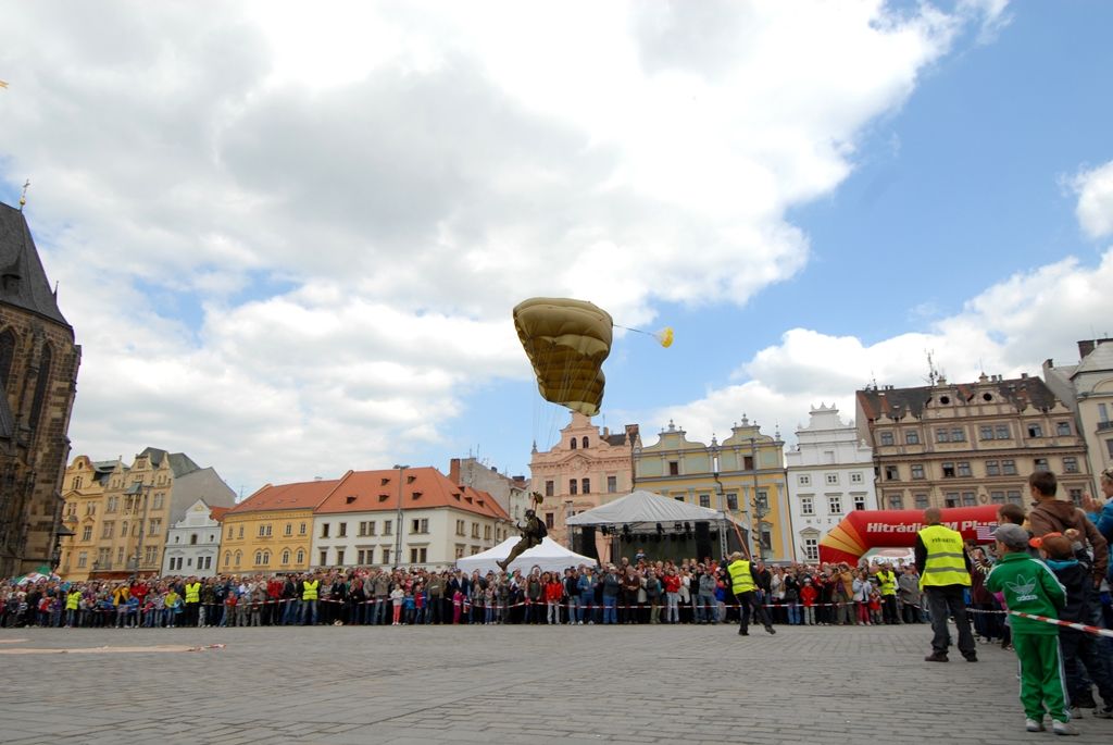 Devět bravurních seskoků předvedli parašutisté z Aeroklubu Plzeň Bory návštěvníkům odpoledního programu Slavností svobody. Zcela zaplněné náměstí lidmi vyjma prostoru pro seskok o rozměru 30 krát 30 metrů bylo svědkem ve třech vlnách po sobě jdoucích skoků z letounu AN 2, který při výsadku ve výšce jeden tisíc metrů letěl rychlostí zhruba 80 – 120 kilometrů za hodinu. Výsadkáři se pak nad náměstím Republiky snášeli rychlostí pět metrů za sekundu. Do cíle pánové Michal Brožek, Jan Bečka, Gerald Vágner, Viktor Kubáň, Michal Cihlář, Miroslav Musil, Pavel Blahout, Tomáš Tázler a Josef Muhr doskočili po třech až pěti minutách. Letoun pilotovala Ivana Bečková, palubním technikem byl Hynek Kropáč. (foto: 4.5.2014)