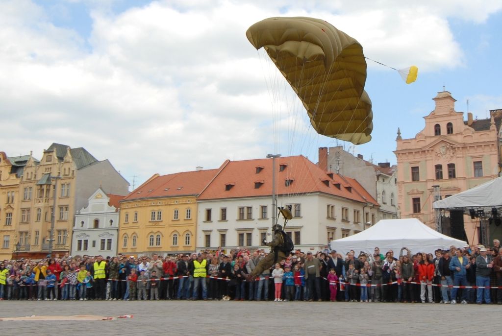 Devět bravurních seskoků předvedli parašutisté z Aeroklubu Plzeň Bory návštěvníkům odpoledního programu Slavností svobody. Zcela zaplněné náměstí lidmi vyjma prostoru pro seskok o rozměru 30 krát 30 metrů bylo svědkem ve třech vlnách po sobě jdoucích skoků z letounu AN 2, který při výsadku ve výšce jeden tisíc metrů letěl rychlostí zhruba 80 – 120 kilometrů za hodinu. Výsadkáři se pak nad náměstím Republiky snášeli rychlostí pět metrů za sekundu. Do cíle pánové Michal Brožek, Jan Bečka, Gerald Vágner, Viktor Kubáň, Michal Cihlář, Miroslav Musil, Pavel Blahout, Tomáš Tázler a Josef Muhr doskočili po třech až pěti minutách. Letoun pilotovala Ivana Bečková, palubním technikem byl Hynek Kropáč. (foto: 4.5.2014)