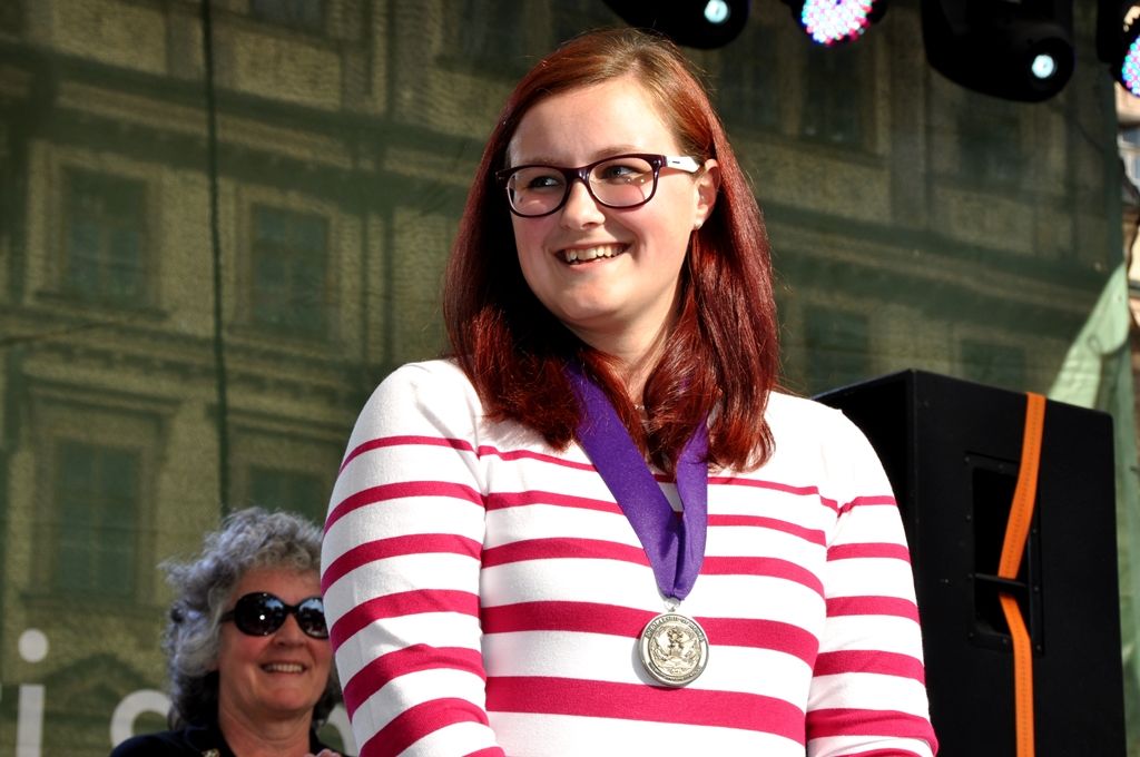 Čestné stipendium George S. Pattona dnes z rukou George Pattona Waterse, vnuka generála, převzala studentka Vyšší odborné školy zdravotnické Barbora Petermannová. Stipendium je prvním tohoto druhu v České republice a jedním z mnoha čestných stipendií každoročně udělovaných Nadací Briana LaVioletta. Od roku 1992, kdy byla založena, již bylo uděleno více než 500 stipendií, a to nejen ve Spojených státech amerických, ale i v Jihoafrické republice a Polsku. Stipendium nadace každý rok věnuje památce jednoho z padlých amerických nebo spojeneckých válečných hrdinů, v letošním roce generálmajorovi Ernstu Nasonu Harmonovi. (Foto: Z. Kubalová, 4.5.2014)