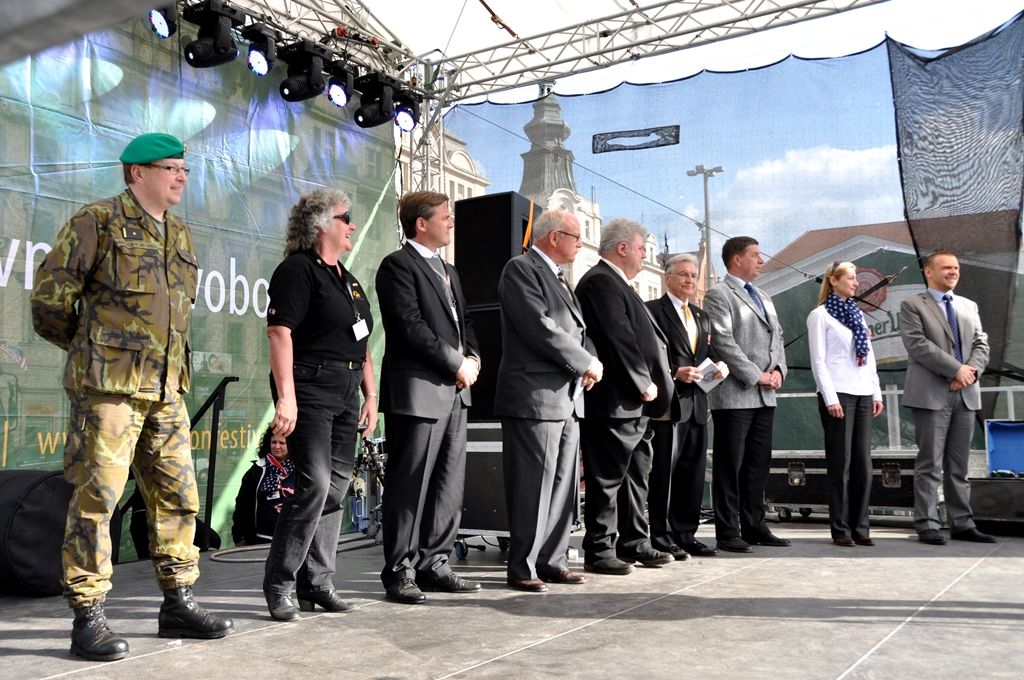 Čestné stipendium George S. Pattona dnes z rukou George Pattona Waterse, vnuka generála, převzala studentka Vyšší odborné školy zdravotnické Barbora Petermannová. Stipendium je prvním tohoto druhu v České republice a jedním z mnoha čestných stipendií každoročně udělovaných Nadací Briana LaVioletta. Od roku 1992, kdy byla založena, již bylo uděleno více než 500 stipendií, a to nejen ve Spojených státech amerických, ale i v Jihoafrické republice a Polsku. Stipendium nadace každý rok věnuje památce jednoho z padlých amerických nebo spojeneckých válečných hrdinů, v letošním roce generálmajorovi Ernstu Nasonu Harmonovi. (Foto: Z. Kubalová, 4.5.2014)