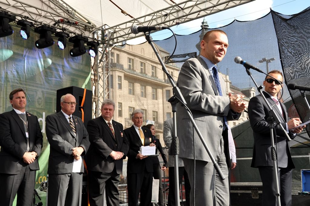 Čestné stipendium George S. Pattona dnes z rukou George Pattona Waterse, vnuka generála, převzala studentka Vyšší odborné školy zdravotnické Barbora Petermannová. Stipendium je prvním tohoto druhu v České republice a jedním z mnoha čestných stipendií každoročně udělovaných Nadací Briana LaVioletta. Od roku 1992, kdy byla založena, již bylo uděleno více než 500 stipendií, a to nejen ve Spojených státech amerických, ale i v Jihoafrické republice a Polsku. Stipendium nadace každý rok věnuje památce jednoho z padlých amerických nebo spojeneckých válečných hrdinů, v letošním roce generálmajorovi Ernstu Nasonu Harmonovi. (Foto: Z. Kubalová, 4.5.2014)