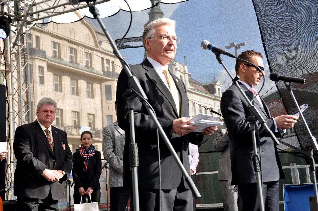 Čestné stipendium George S. Pattona dnes z rukou George Pattona Waterse, vnuka generála, převzala studentka Vyšší odborné školy zdravotnické Barbora Petermannová. Stipendium je prvním tohoto druhu v České republice a jedním z mnoha čestných stipendií každoročně udělovaných Nadací Briana LaVioletta. Od roku 1992, kdy byla založena, již bylo uděleno více než 500 stipendií, a to nejen ve Spojených státech amerických, ale i v Jihoafrické republice a Polsku. Stipendium nadace každý rok věnuje památce jednoho z padlých amerických nebo spojeneckých válečných hrdinů, v letošním roce generálmajorovi Ernstu Nasonu Harmonovi. (Foto: Z. Kubalová, 4.5.2014)