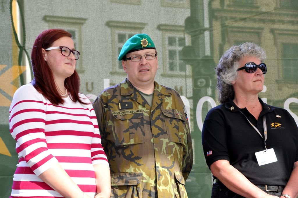 Čestné stipendium George S. Pattona dnes z rukou George Pattona Waterse, vnuka generála, převzala studentka Vyšší odborné školy zdravotnické Barbora Petermannová. Stipendium je prvním tohoto druhu v České republice a jedním z mnoha čestných stipendií každoročně udělovaných Nadací Briana LaVioletta. Od roku 1992, kdy byla založena, již bylo uděleno více než 500 stipendií, a to nejen ve Spojených státech amerických, ale i v Jihoafrické republice a Polsku. Stipendium nadace každý rok věnuje památce jednoho z padlých amerických nebo spojeneckých válečných hrdinů, v letošním roce generálmajorovi Ernstu Nasonu Harmonovi. (Foto: Z. Kubalová, 4.5.2014)