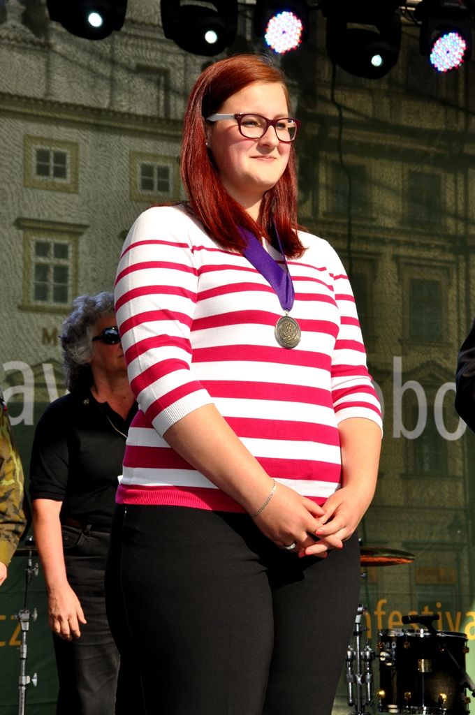 Čestné stipendium George S. Pattona dnes z rukou George Pattona Waterse, vnuka generála, převzala studentka Vyšší odborné školy zdravotnické Barbora Petermannová. Stipendium je prvním tohoto druhu v České republice a jedním z mnoha čestných stipendií každoročně udělovaných Nadací Briana LaVioletta. Od roku 1992, kdy byla založena, již bylo uděleno více než 500 stipendií, a to nejen ve Spojených státech amerických, ale i v Jihoafrické republice a Polsku. Stipendium nadace každý rok věnuje památce jednoho z padlých amerických nebo spojeneckých válečných hrdinů, v letošním roce generálmajorovi Ernstu Nasonu Harmonovi. (Foto: Z. Kubalová, 4.5.2014)