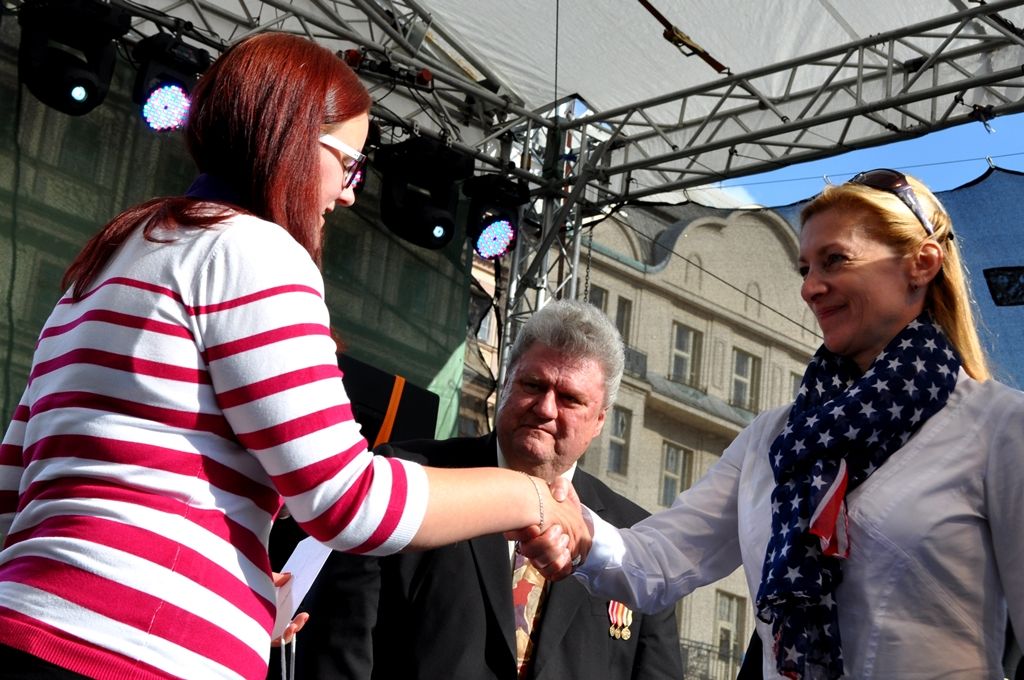 Čestné stipendium George S. Pattona dnes z rukou George Pattona Waterse, vnuka generála, převzala studentka Vyšší odborné školy zdravotnické Barbora Petermannová. Stipendium je prvním tohoto druhu v České republice a jedním z mnoha čestných stipendií každoročně udělovaných Nadací Briana LaVioletta. Od roku 1992, kdy byla založena, již bylo uděleno více než 500 stipendií, a to nejen ve Spojených státech amerických, ale i v Jihoafrické republice a Polsku. Stipendium nadace každý rok věnuje památce jednoho z padlých amerických nebo spojeneckých válečných hrdinů, v letošním roce generálmajorovi Ernstu Nasonu Harmonovi. (Foto: Z. Kubalová, 4.5.2014)