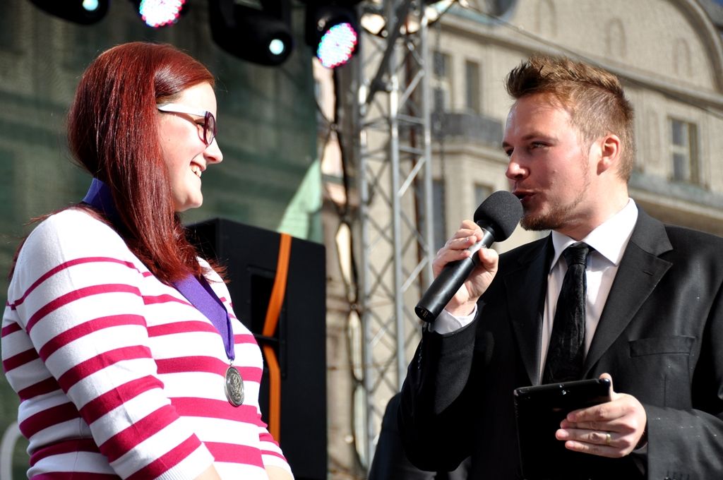 Čestné stipendium George S. Pattona dnes z rukou George Pattona Waterse, vnuka generála, převzala studentka Vyšší odborné školy zdravotnické Barbora Petermannová. Stipendium je prvním tohoto druhu v České republice a jedním z mnoha čestných stipendií každoročně udělovaných Nadací Briana LaVioletta. Od roku 1992, kdy byla založena, již bylo uděleno více než 500 stipendií, a to nejen ve Spojených státech amerických, ale i v Jihoafrické republice a Polsku. Stipendium nadace každý rok věnuje památce jednoho z padlých amerických nebo spojeneckých válečných hrdinů, v letošním roce generálmajorovi Ernstu Nasonu Harmonovi. (Foto: Z. Kubalová, 4.5.2014)