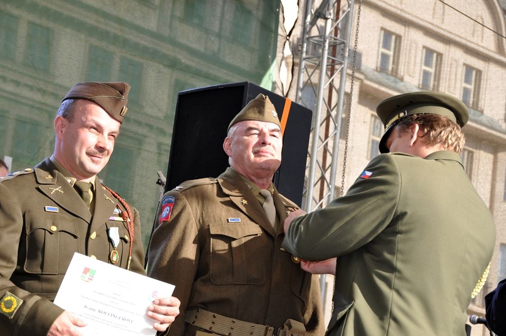 Držiteli Pamětní medaile ředitele Krajského vojenského velitelství Plzeň se stali poručík 2. pěší divize americké armády Herman Geist a kurátoři muzea Patton Memorial Pilsen Ivan Rollinger a Milan Jíša. Medaili převzali z rukou zástupce Krajského vojenského velitelství podplukovníka Slavomíra Tomčáka při příležitosti 69. výročí oslav osvobození Plzně americkou armádou. (foto: Z. Kubalová, 4.5.2014)