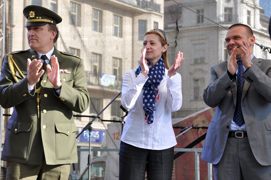 Držiteli Pamětní medaile ředitele Krajského vojenského velitelství Plzeň se stali poručík 2. pěší divize americké armády Herman Geist a kurátoři muzea Patton Memorial Pilsen Ivan Rollinger a Milan Jíša. Medaili převzali z rukou zástupce Krajského vojenského velitelství podplukovníka Slavomíra Tomčáka při příležitosti 69. výročí oslav osvobození Plzně americkou armádou. (foto: Z. Kubalová, 4.5.2014)