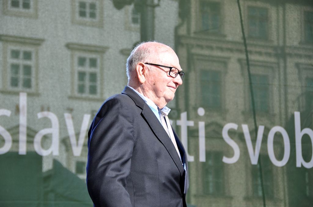 Držiteli Pamětní medaile ředitele Krajského vojenského velitelství Plzeň se stali poručík 2. pěší divize americké armády Herman Geist a kurátoři muzea Patton Memorial Pilsen Ivan Rollinger a Milan Jíša. Medaili převzali z rukou zástupce Krajského vojenského velitelství podplukovníka Slavomíra Tomčáka při příležitosti 69. výročí oslav osvobození Plzně americkou armádou. (foto: Z. Kubalová, 4.5.2014)