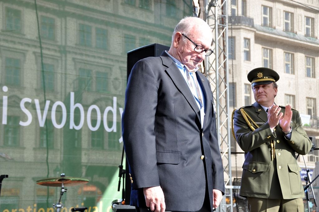 Držiteli Pamětní medaile ředitele Krajského vojenského velitelství Plzeň se stali poručík 2. pěší divize americké armády Herman Geist a kurátoři muzea Patton Memorial Pilsen Ivan Rollinger a Milan Jíša. Medaili převzali z rukou zástupce Krajského vojenského velitelství podplukovníka Slavomíra Tomčáka při příležitosti 69. výročí oslav osvobození Plzně americkou armádou. (foto: Z. Kubalová, 4.5.2014)