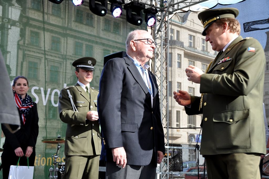Držiteli Pamětní medaile ředitele Krajského vojenského velitelství Plzeň se stali poručík 2. pěší divize americké armády Herman Geist a kurátoři muzea Patton Memorial Pilsen Ivan Rollinger a Milan Jíša. Medaili převzali z rukou zástupce Krajského vojenského velitelství podplukovníka Slavomíra Tomčáka při příležitosti 69. výročí oslav osvobození Plzně americkou armádou. (foto: Z. Kubalová, 4.5.2014)