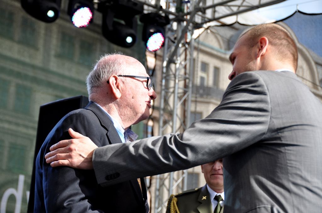 Držiteli Pamětní medaile ředitele Krajského vojenského velitelství Plzeň se stali poručík 2. pěší divize americké armády Herman Geist a kurátoři muzea Patton Memorial Pilsen Ivan Rollinger a Milan Jíša. Medaili převzali z rukou zástupce Krajského vojenského velitelství podplukovníka Slavomíra Tomčáka při příležitosti 69. výročí oslav osvobození Plzně americkou armádou. (foto: Z. Kubalová, 4.5.2014)