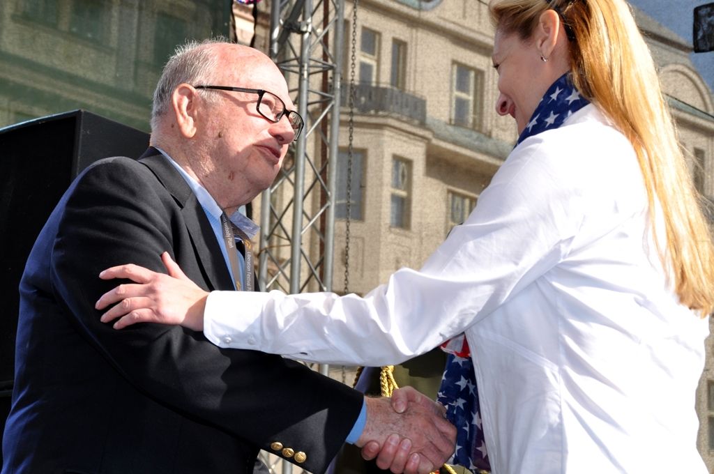 Držiteli Pamětní medaile ředitele Krajského vojenského velitelství Plzeň se stali poručík 2. pěší divize americké armády Herman Geist a kurátoři muzea Patton Memorial Pilsen Ivan Rollinger a Milan Jíša. Medaili převzali z rukou zástupce Krajského vojenského velitelství podplukovníka Slavomíra Tomčáka při příležitosti 69. výročí oslav osvobození Plzně americkou armádou. (foto: Z. Kubalová, 4.5.2014)