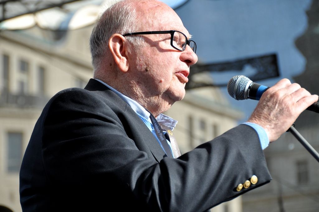 Držiteli Pamětní medaile ředitele Krajského vojenského velitelství Plzeň se stali poručík 2. pěší divize americké armády Herman Geist a kurátoři muzea Patton Memorial Pilsen Ivan Rollinger a Milan Jíša. Medaili převzali z rukou zástupce Krajského vojenského velitelství podplukovníka Slavomíra Tomčáka při příležitosti 69. výročí oslav osvobození Plzně americkou armádou. (foto: Z. Kubalová, 4.5.2014)