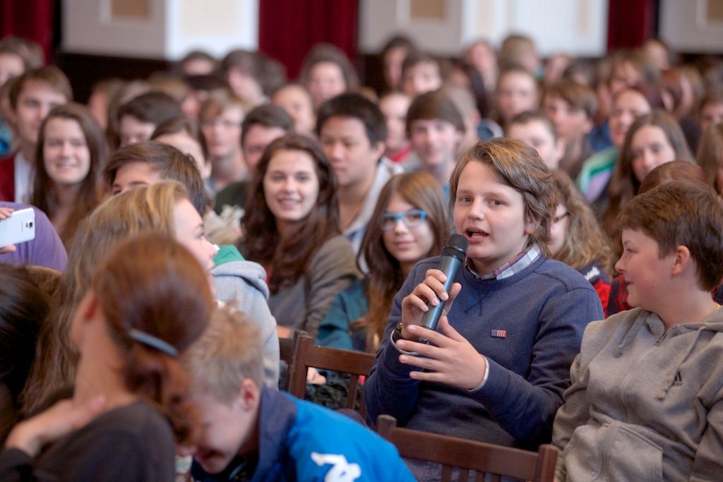 Za otázku položenou v angličtině získal student od vnuka generála Pattona, George Pattona Waterse, pamětní medaili. Setkání vzbudilo silné emoce a dojetí. Rozloučení s veterány několikaminutovým potleskem připomnělo veteránům radostné vítání Plzeňany v roce 1945. (foto: R. Muchka, 5.5.2014)