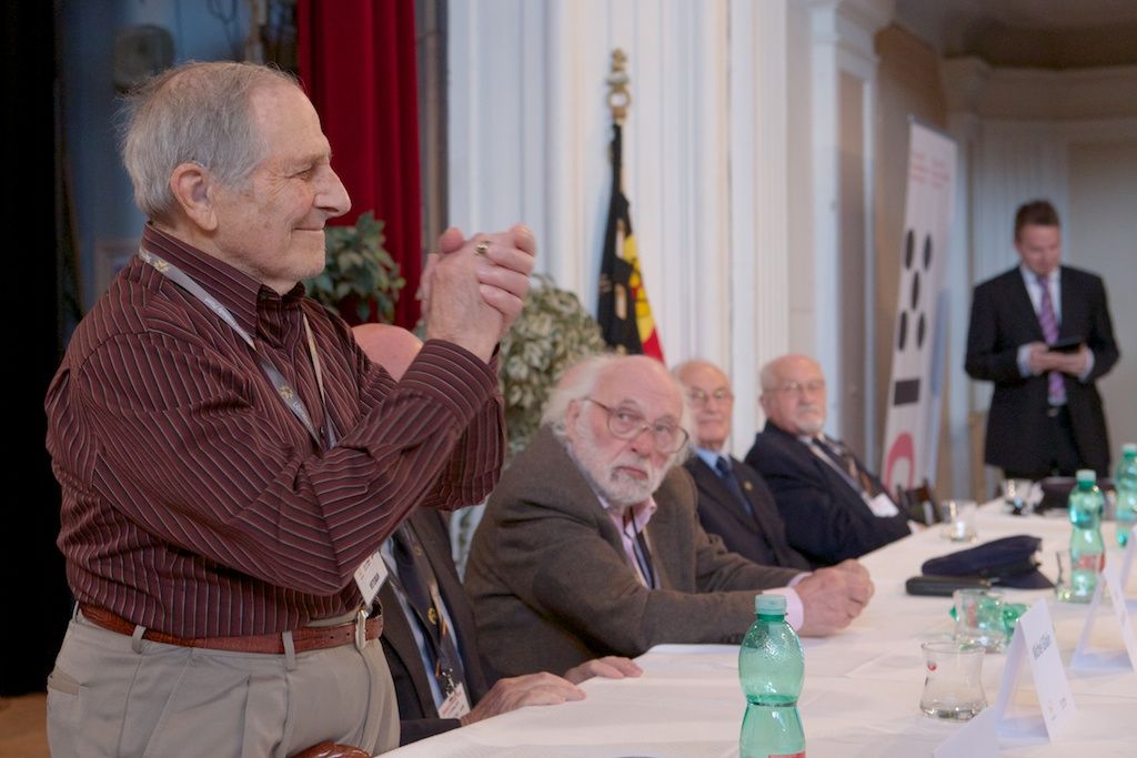 Za otázku položenou v angličtině získal student od vnuka generála Pattona, George Pattona Waterse, pamětní medaili. Setkání vzbudilo silné emoce a dojetí. Rozloučení s veterány několikaminutovým potleskem připomnělo veteránům radostné vítání Plzeňany v roce 1945. (foto: R. Muchka, 5.5.2014)