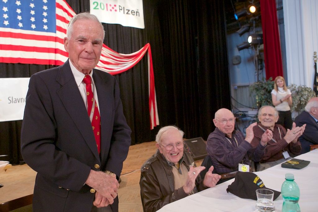 Za otázku položenou v angličtině získal student od vnuka generála Pattona, George Pattona Waterse, pamětní medaili. Setkání vzbudilo silné emoce a dojetí. Rozloučení s veterány několikaminutovým potleskem připomnělo veteránům radostné vítání Plzeňany v roce 1945. (foto: R. Muchka, 5.5.2014)