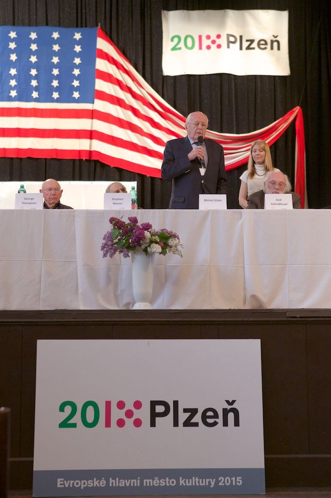 Za otázku položenou v angličtině získal student od vnuka generála Pattona, George Pattona Waterse, pamětní medaili. Setkání vzbudilo silné emoce a dojetí. Rozloučení s veterány několikaminutovým potleskem připomnělo veteránům radostné vítání Plzeňany v roce 1945. (foto: R. Muchka, 5.5.2014)