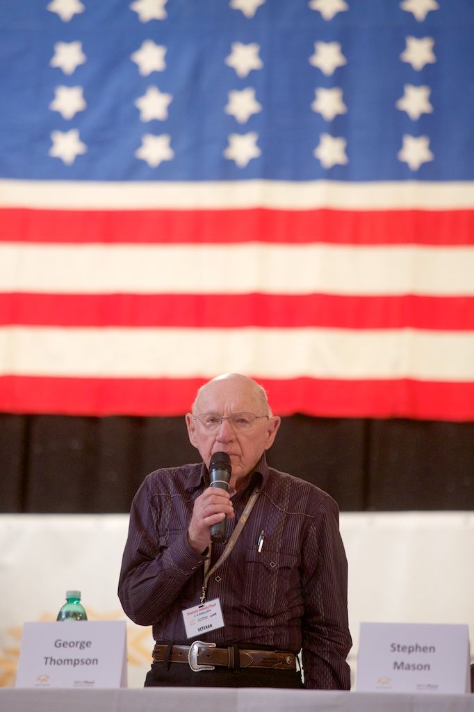 Za otázku položenou v angličtině získal student od vnuka generála Pattona, George Pattona Waterse, pamětní medaili. Setkání vzbudilo silné emoce a dojetí. Rozloučení s veterány několikaminutovým potleskem připomnělo veteránům radostné vítání Plzeňany v roce 1945. (foto: R. Muchka, 5.5.2014)