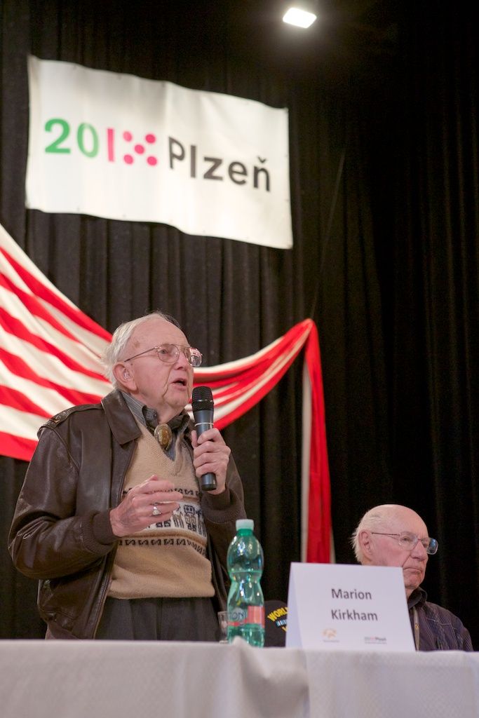 Za otázku položenou v angličtině získal student od vnuka generála Pattona, George Pattona Waterse, pamětní medaili. Setkání vzbudilo silné emoce a dojetí. Rozloučení s veterány několikaminutovým potleskem připomnělo veteránům radostné vítání Plzeňany v roce 1945. (foto: R. Muchka, 5.5.2014)