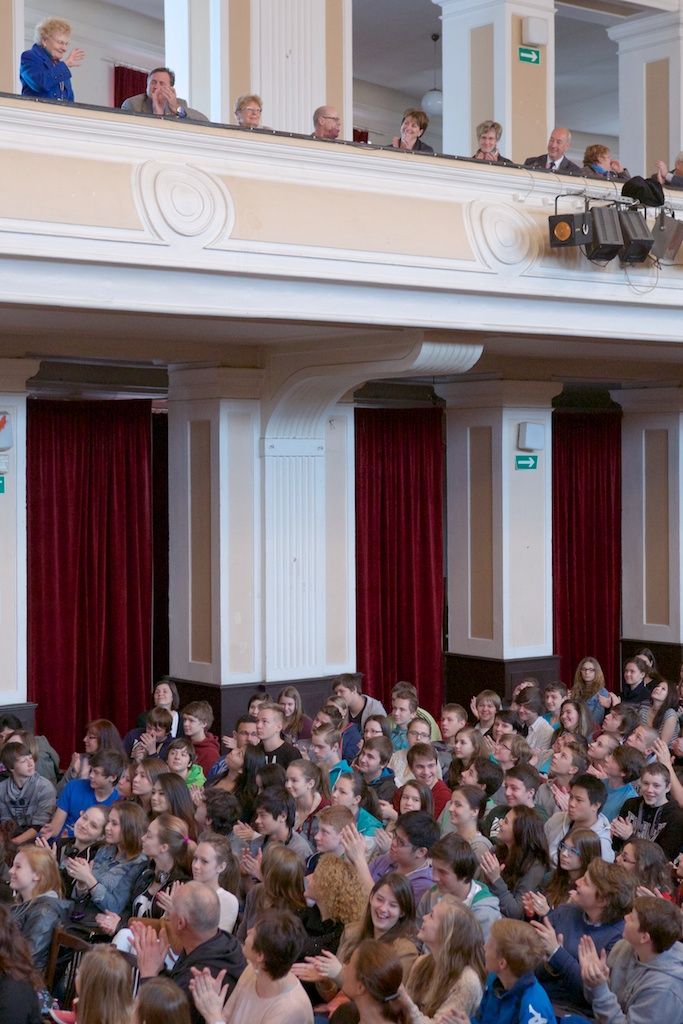 Za otázku položenou v angličtině získal student od vnuka generála Pattona, George Pattona Waterse, pamětní medaili. Setkání vzbudilo silné emoce a dojetí. Rozloučení s veterány několikaminutovým potleskem připomnělo veteránům radostné vítání Plzeňany v roce 1945. (foto: R. Muchka, 5.5.2014)